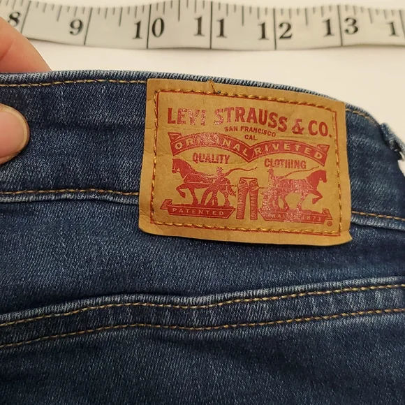 Levi Shorts size 28 - Picture 10 of 11